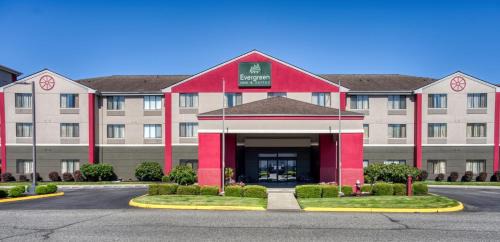 Monroe Hotel | Evergreen Inn & Suites: Family-Friendly Retreat with Pool