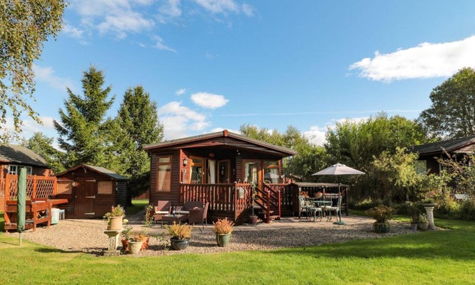 Morpeth House | Discover Evergreen Lodge: Pet-Friendly Retreat with Pool