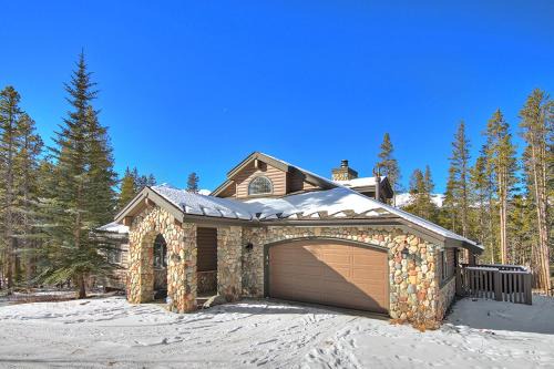 The Highlands House | Premier Evergreen Lodge: Top-Rated with Hot Tub & Breakfast