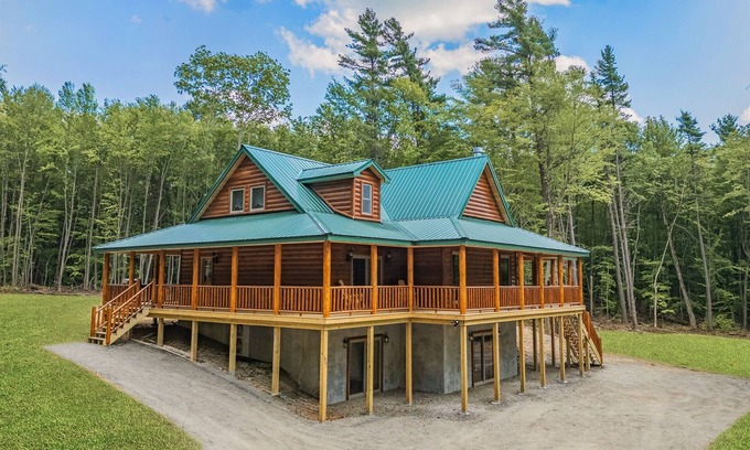 West Oneonta Cabin | Evergreen Lodge Lakefront: Relax by the Water with Kayaks