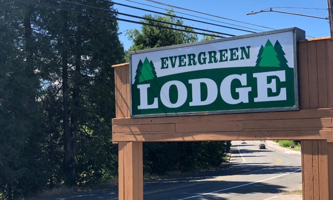 Mount Shasta Cabin | Affordable Evergreen Lodge: Family and Accessible Stay