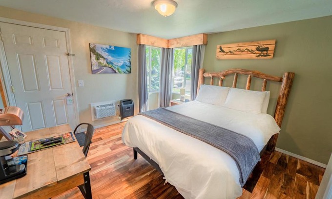 Libby Hotel | Pet-Friendly Evergreen Motel with Kitchen & Great Ratings