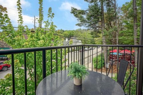 Blowing Rock House | Inviting Evergreen on Main: Family-Friendly & Breakfast Included