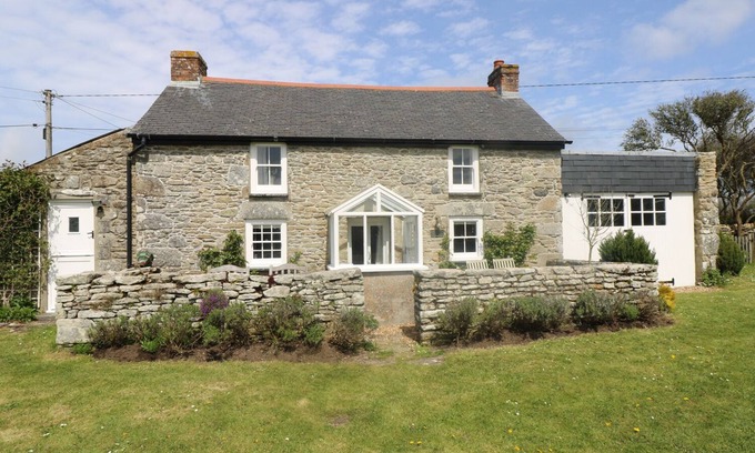 Saint Erth Praze Cottage | Evergreen Cottage: Pet-Friendly Retreat by Rinsey Cove