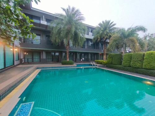 Makham Resort | Discover Evergreen Resort Chanthaburi: Poolside Retreat