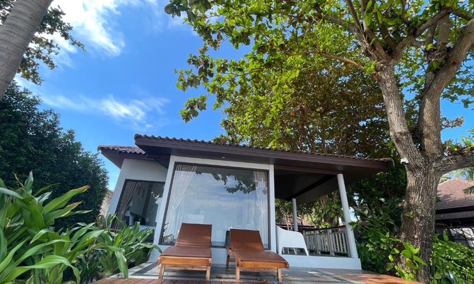 Chaweng City Center Hotel | Discover Evergreen Resort: Oceanfront Escape with Pool