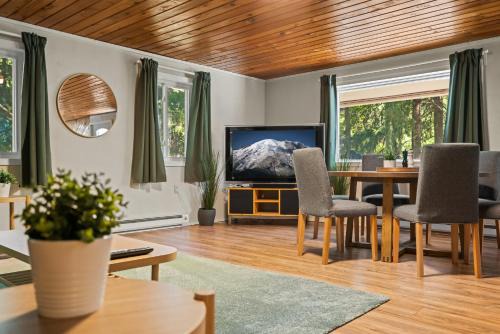 Naches House | Family-Friendly Evergreen Retreat at Rimrock Awaits You
