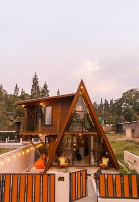 Megamendung Villa | Everwood Luxury Cabin by Nginapsini
