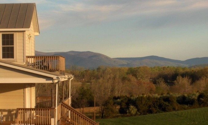 Haywood Cottage | Conveniently Located Retreat with Family and Pet Amenities