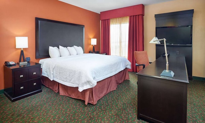 Waco Hotel | Comfortable Suite with Free Parking & Breakfast Near I-35
