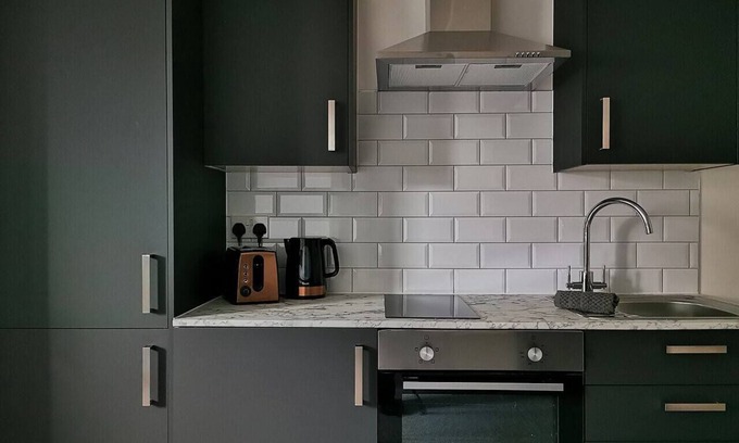 Newport Apartment | Discover Eveswell Studios: Pet-Friendly with Spa Amenities