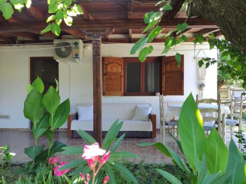 Sikia House | Evgenia's House: Family-Friendly Retreat Awaits You