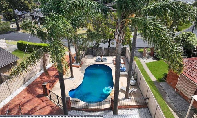 Tullamarine House | Experience Evies White House Oasis: Pool & Airport Access
