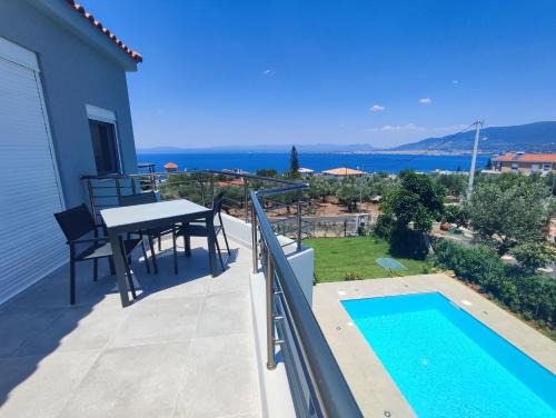 Mikri Mantineia Apartment | Oceanfront Evilenia Apartments with Pool & 9.3/10 Rating
