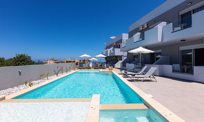 Skaleta Villa | Evilio Suites: Ideal Family Retreat Near the Beach