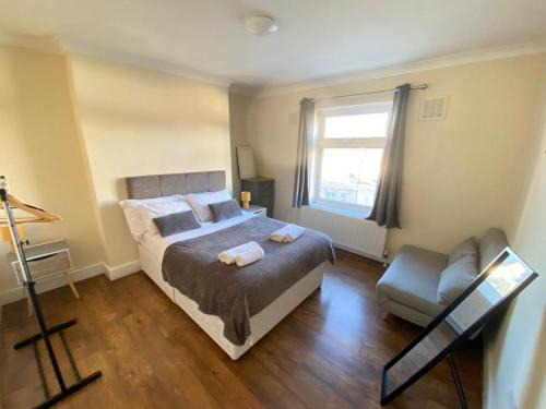Gravesend Apartment | Cozy Evo C - 2 Bed Apartment: Steps from the Station