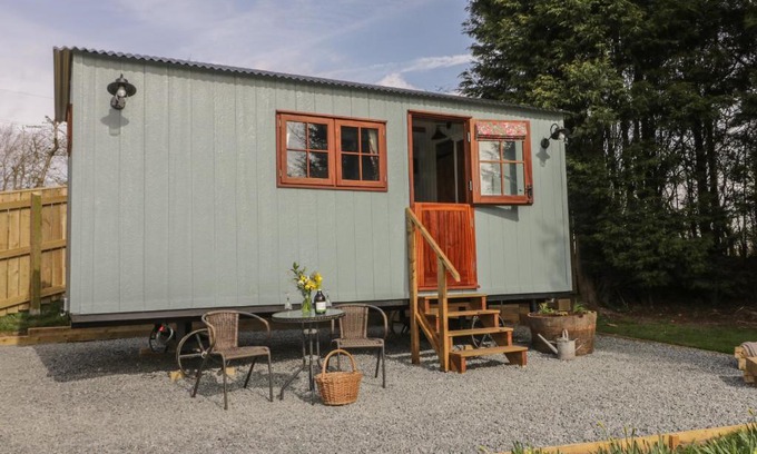 Cottingham House | Pet-Friendly Retreat at Ewes Welcome - Rated 9.6/10!