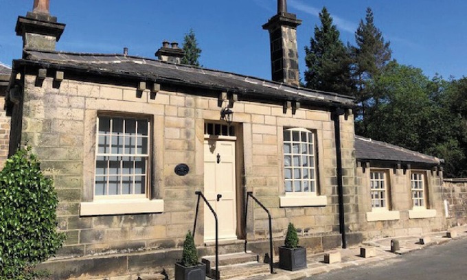 Todmorden Cottage | Discover Ewood Cottage: Top-Rated Country Retreat with Breakfast