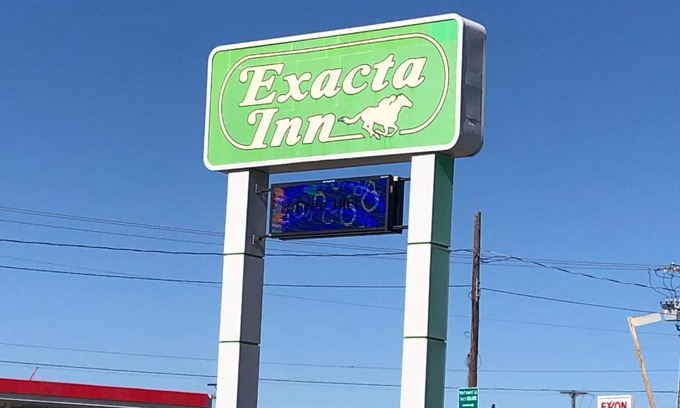 Minden Hotel | Relaxing Stay at Exacta Inn with Pool & Family Amenities