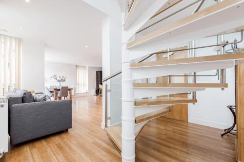 Docklands Apartment | Elegant Excel London Majestic Apartment with Dining & More
