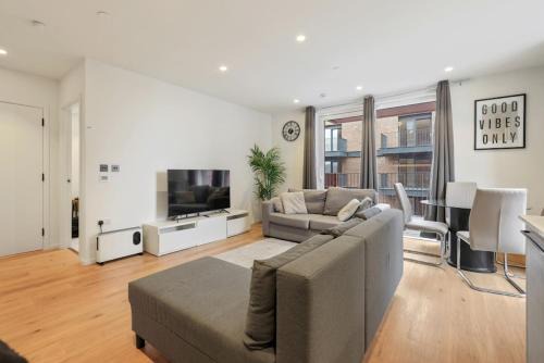 Poplar Apartment | Excel Riverside: Family-Friendly 4-Star Retreat with High Ratings