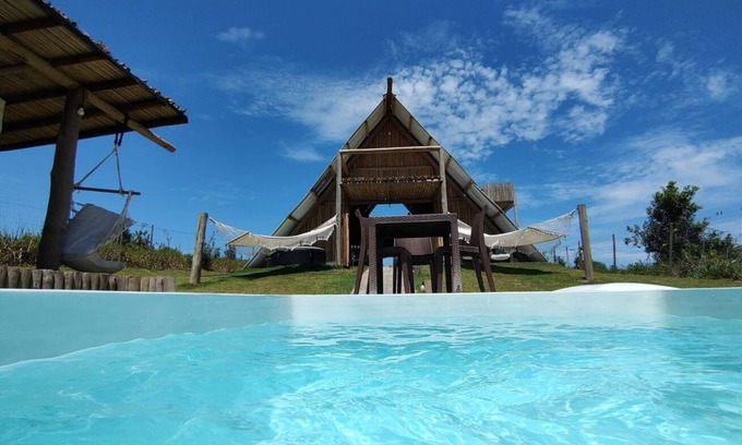 Corumbau Ski Chalet | Charming Chalet with Pool and Wi-Fi in Corumbau, BA