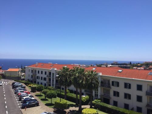 Sao Pedro Apartment | Elegant T3 Duplex in Funchal with Hot Tub & Family-Friendly