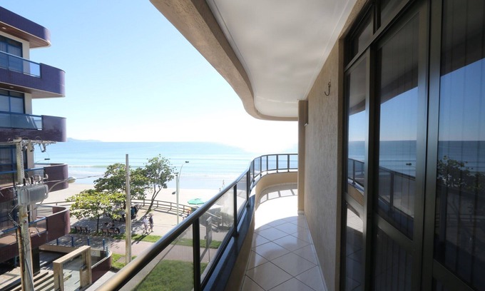 Itapema Apartment | Beachfront Apartment in Meia Praia - Rated 9.8 by Guests
