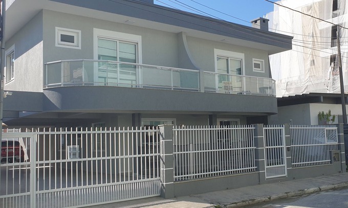 Centro Apartment | Top-Rated 2-Bedroom Apartment Steps from Bombinhas Beach