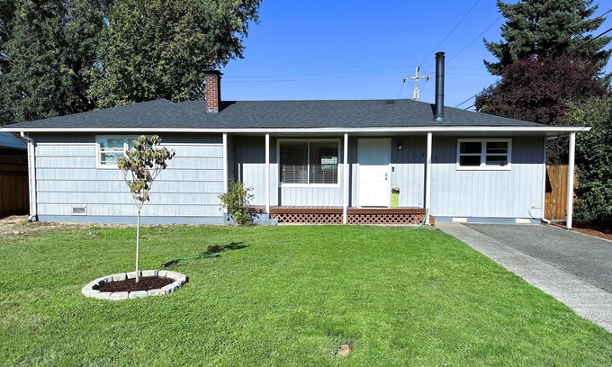 Springfield House | Prime Location for Travelers - Entire House with Kitchen