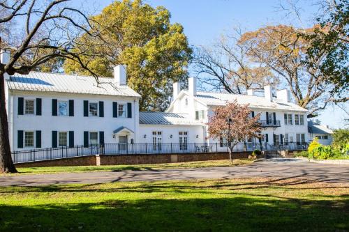 Clemmons Apartment | Eco-Friendly Excelsior at the Manor House with Pool & Hot Tub