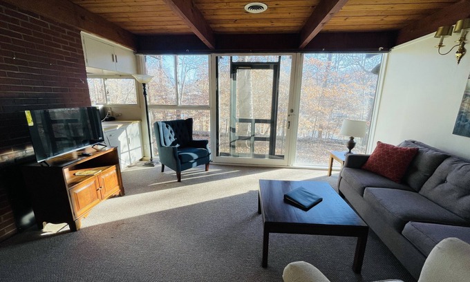 Clemmons Bed & Breakfast | Elegant Excelsior at the Manor House: Pool & Family-Friendly