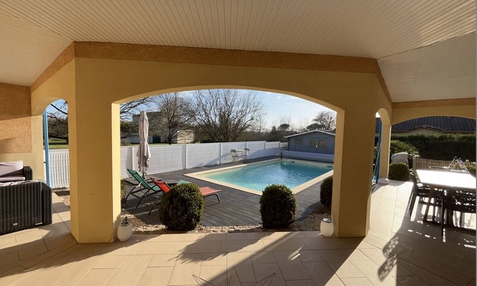 Cadillac-en-Fronsadais Villa | Relaxing Villa Near Bordeaux with Heated Pool & Ocean Views