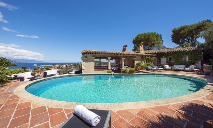 Saint-Jean-Cap-Ferrat Villa | Charming Provencal Villa with Panoramic Sea Views & Pool