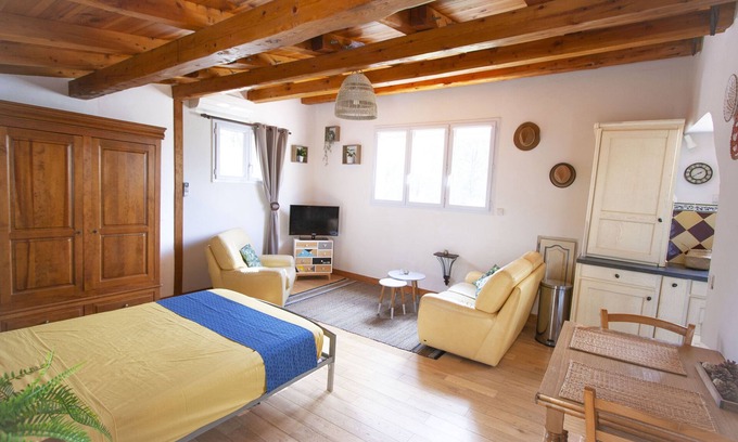 Pernes-les-Fontaines House | Tranquil Retreat in Pine Forest with Pool & Breakfast