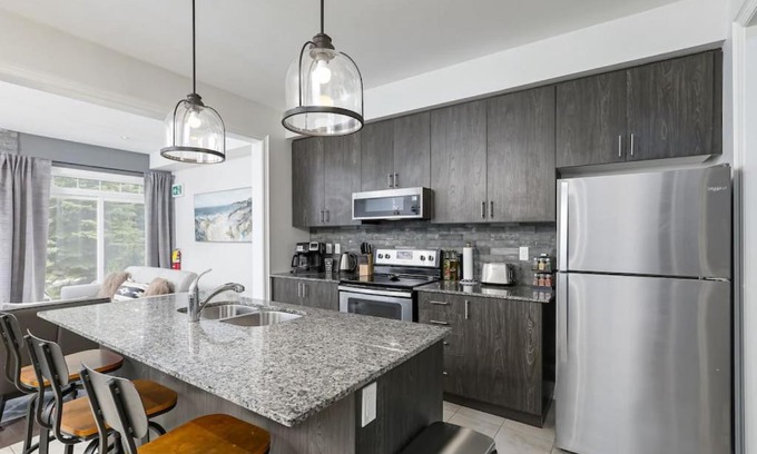 The Blue Mountains House | Pet-Friendly 3 BDRM Townhome with Pool - 4 Seasons Rental