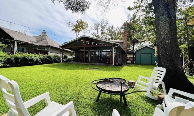 Enchanted Oaks House | Waterfront Retreat: Ideal Family Getaway & Pet Friendly
