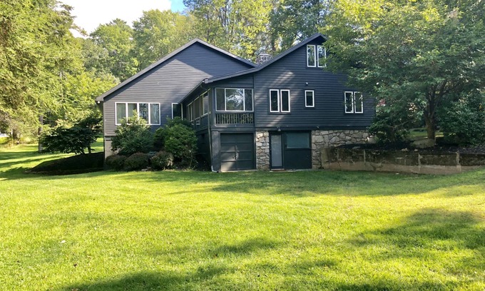 Greentown House | Guest Rated 9.8: Lake View Rancher at Wallenpaupack