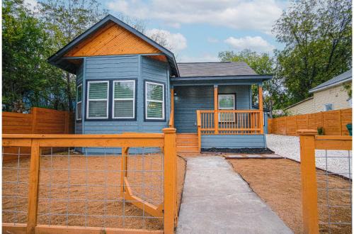 Historic Garderns House | Prime 5BR Retreat Near Riverwalk and Downtown - Family Friendly
