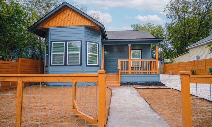 Historic Garderns House | Ideal 5BR Getaway Near Riverwalk and Downtown Attractions