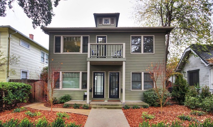 Downtown Sacramento Apartment | Historic Midtown Retreat with Pet-Friendly Amenities