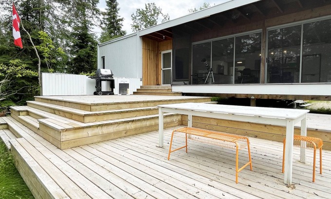 Little Bullhead Cabin | Beautiful Cottage on Lake Winnipeg with Hot Tub & Sauna