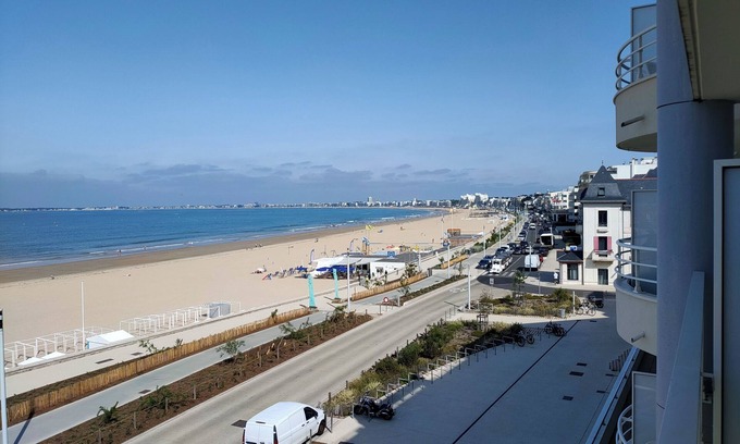 Pornichet Apartment | Prime Oceanfront Studio with Spectacular Sea Views