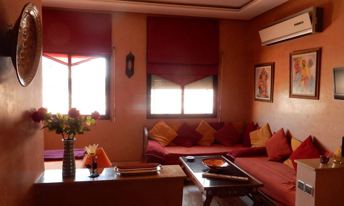 El Hara Apartment | Prime Location in Guéliz with Scenic Terrace and Pool