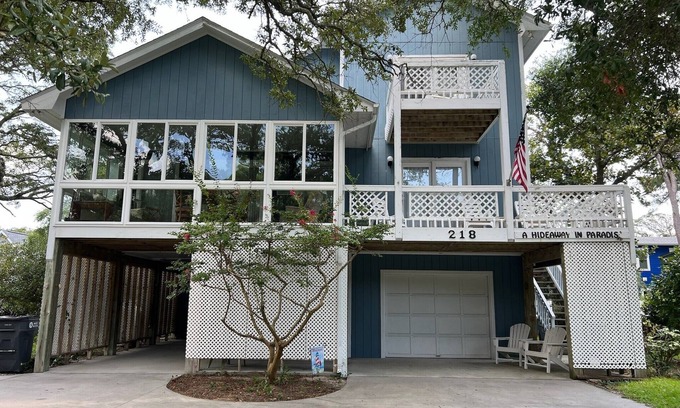 Yaupon Beach House | Prime Location: Steps to Beach, Pier & Dining Options!