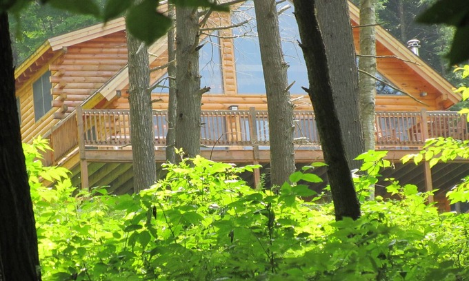 Stowe House | Idyllic Mountain Retreat with Hot Tub & Breathtaking Views