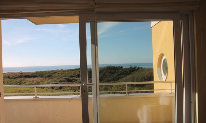 Wimereux Apartment | Sea View Comfort: Family-Friendly Oceanfront Apartment