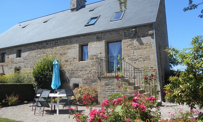 Courson Cottage | Idyllic Gîte Retreat: Private Character House in Normandy
