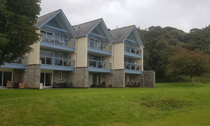 Praze-An-Beeble Apartment | Idyllic Country Estate: Free Leisure & Pool Access Await