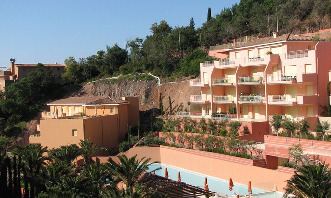 Theoule-sur-Mer Apartment | Oceanfront 2 BDRM Apartment in Théoule - Guest Rated 9.6